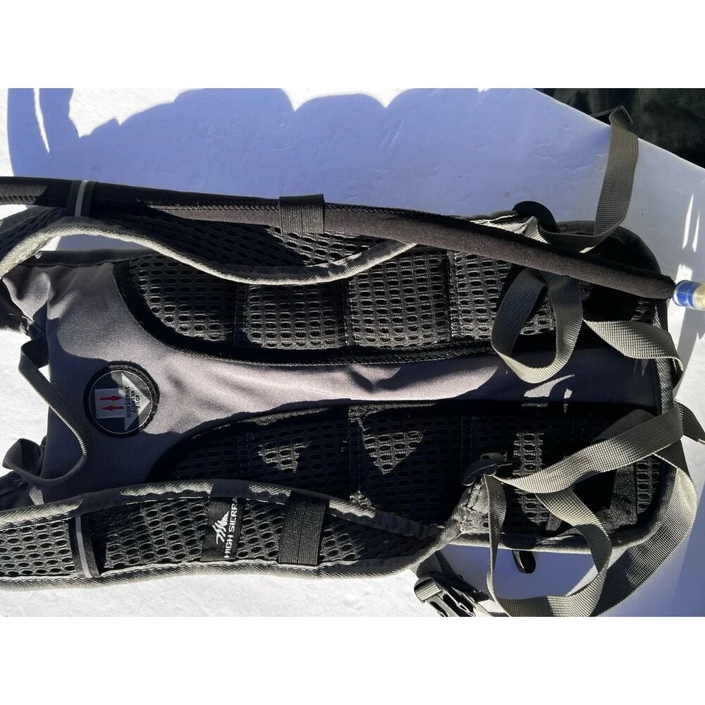 High Sierra Hydration Pack 2 L Organizer Pocket Tuck Away Belt & Sport Flap NEW